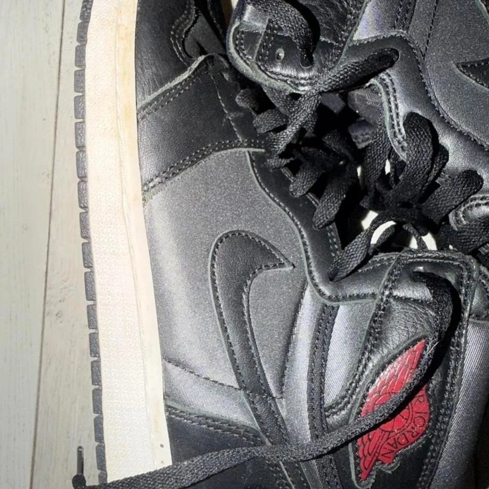 Jordan 1 Retro High Black Satin Gym Red‎ Men's Athletic Shoes Size 9 men